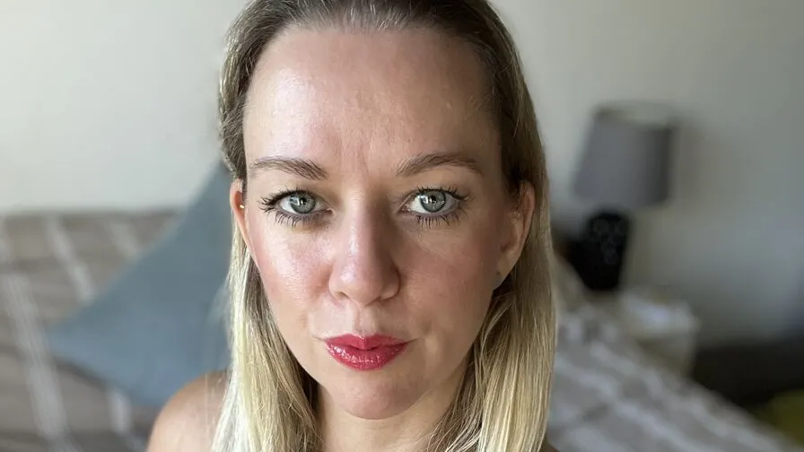 Watch AmindaRobin Live on CamsGate AmindaRobin - white Cam Model Live