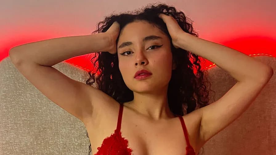 Watch BellaVuitton Live on CamsGate BellaVuitton - latin Cam Model Live