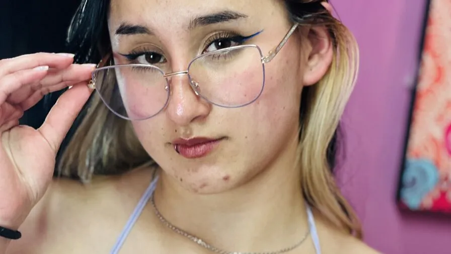 Watch CharlotteStuart Live on CamsGate CharlotteStuart - latin Cam Model Live