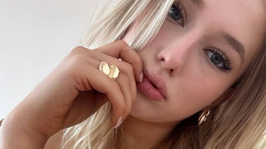 Watch ClaraAlba Live on CamsGate ClaraAlba - white Cam Model Live