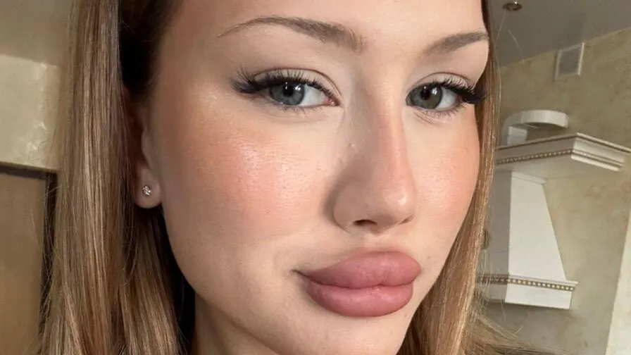 Watch KisaAngelic Live on CamsGate KisaAngelic - white Cam Model Live