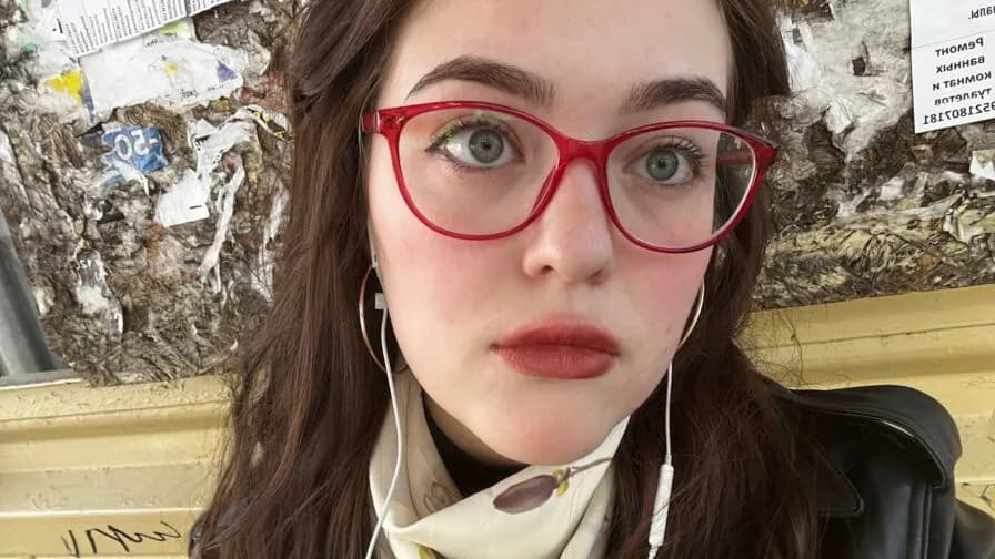 Watch MersedesRosso Live on CamsGate MersedesRosso - white Cam Model Live